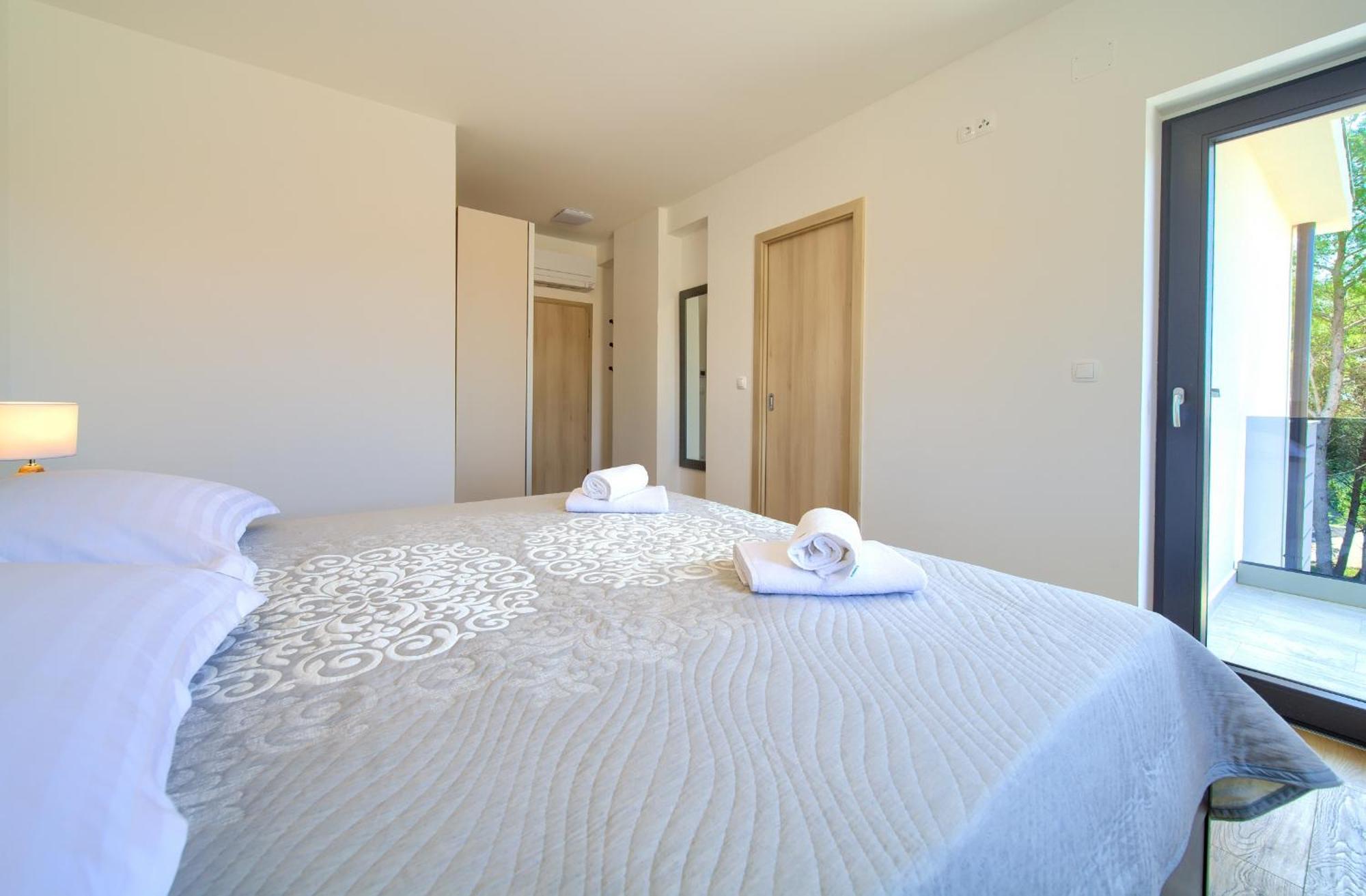 Apartments Paola & Karla With Pool クルク 部屋 写真