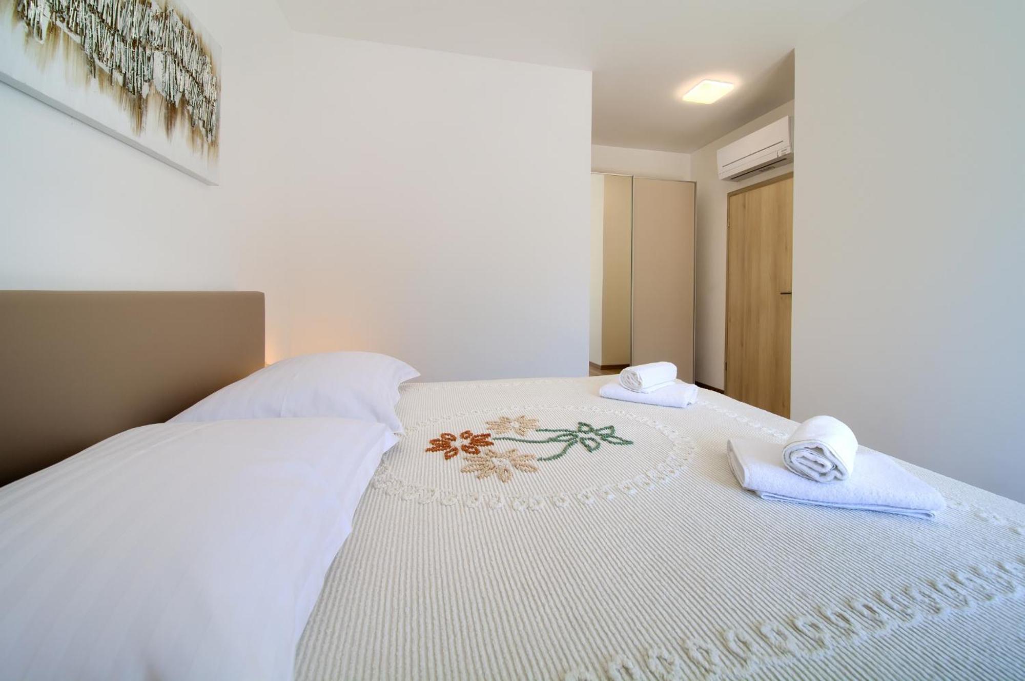 Apartments Paola & Karla With Pool クルク 部屋 写真
