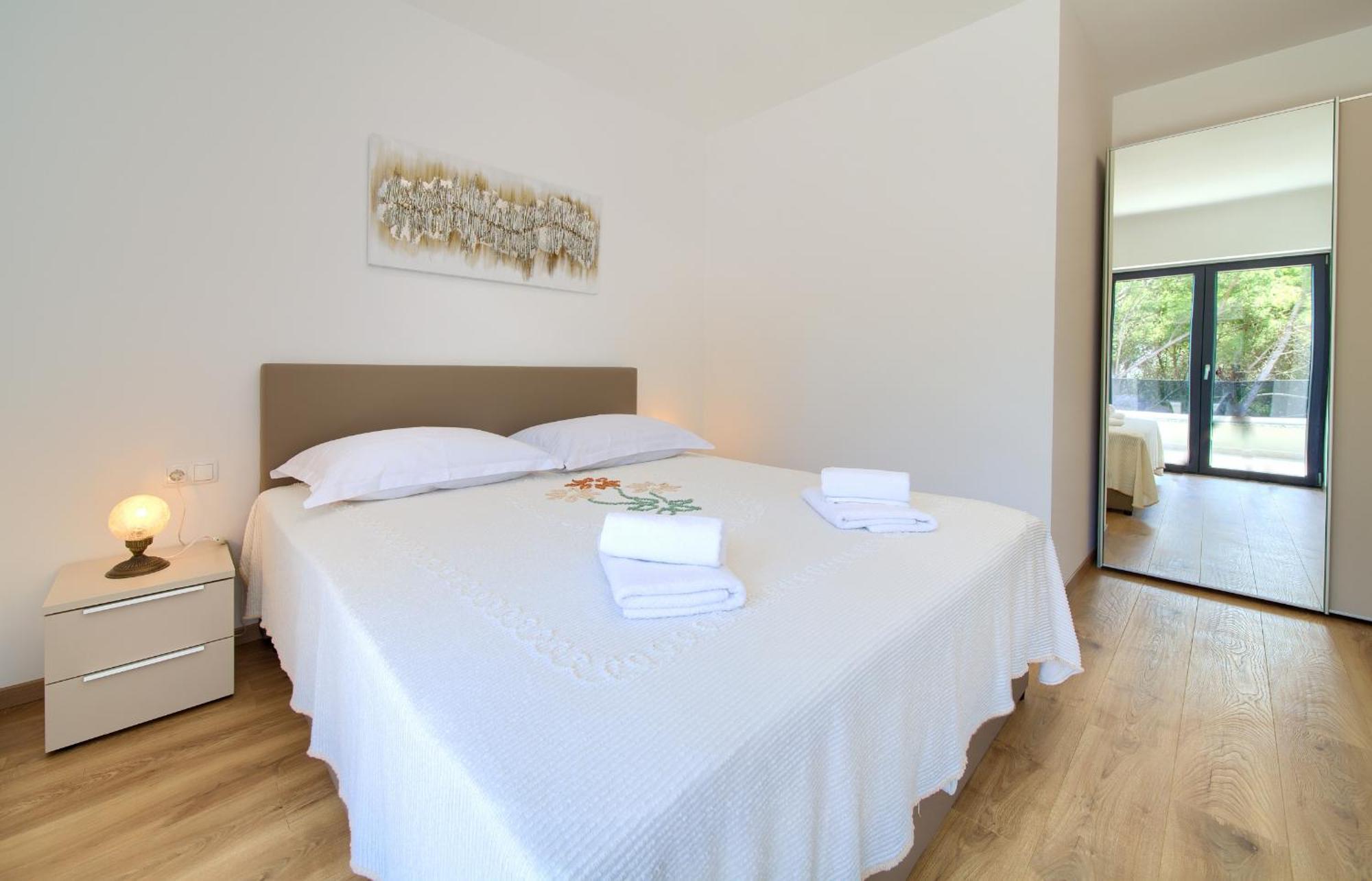 Apartments Paola & Karla With Pool クルク 部屋 写真