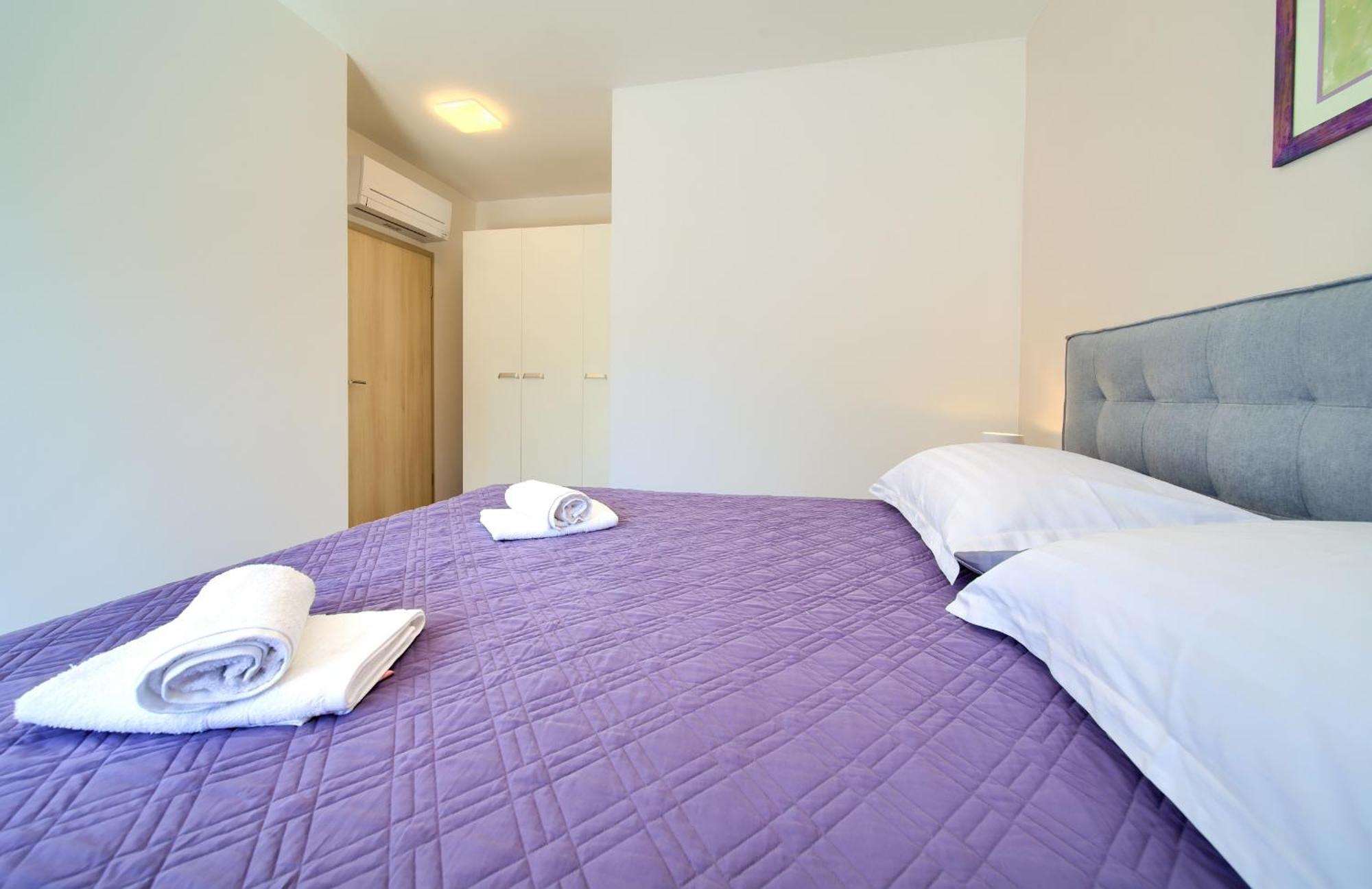 Apartments Paola & Karla With Pool クルク 部屋 写真